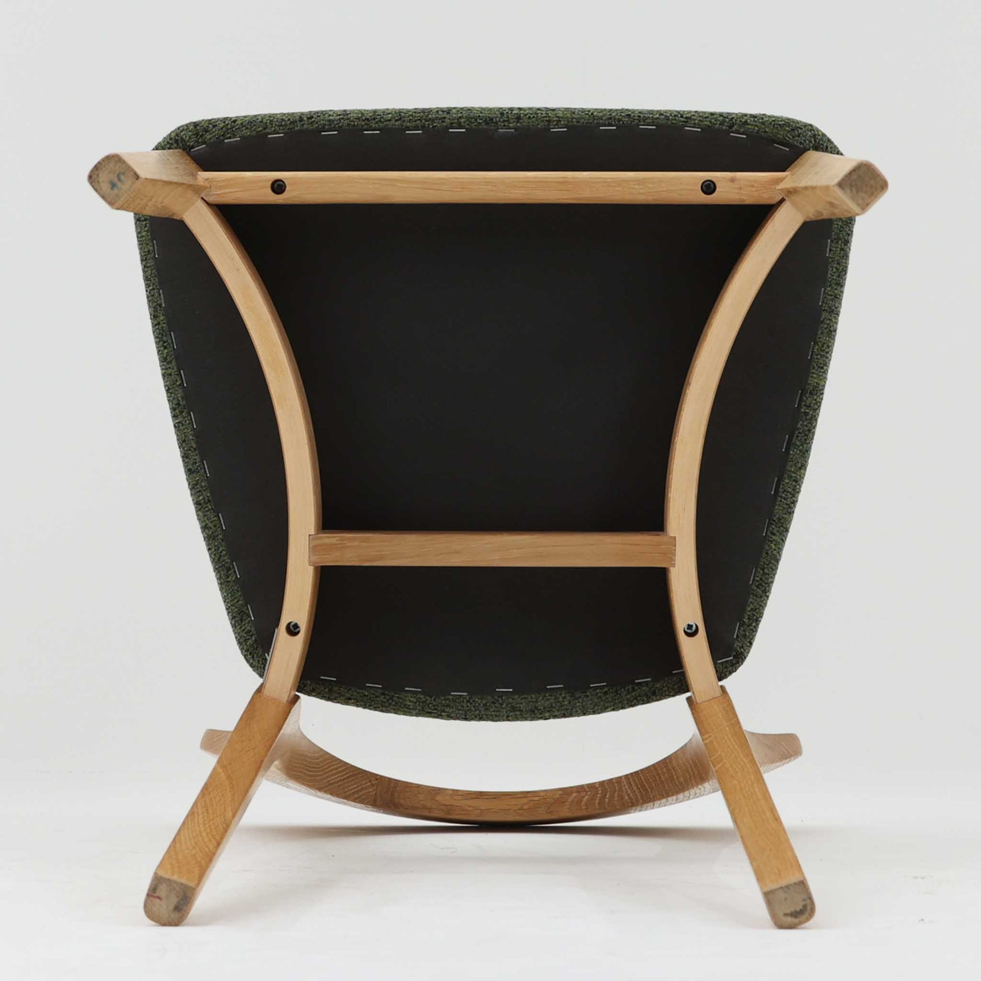 Niels Koefoedが1957年にデザインし、現在はCaso Furnitureより復刻製作されているモデル「Peter」のダイニングチェアです。オーク材の美しい木目を活かしたフレームと、背もたれに大きく設けられたアーチ状の開口部が印象的で、軽やかさと構造的な強度を両立したデザインが特徴です。身体をやさしく受け止める背のラインと、適度なクッション性を備えた座面により、日常使いにおいても快適な座り心地を実現しています。素材の質感を活かしたシンプルな佇まいは、ダイニング空間に自然と馴染み、北欧ミッドセンチュリー期のデザインらしい温かみと洗練を感じさせる一脚です。