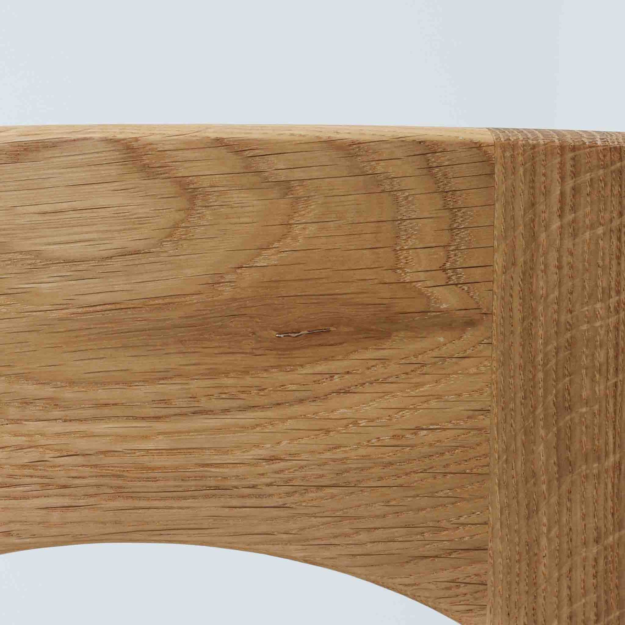 Niels Koefoedが1957年にデザインし、現在はCaso Furnitureより復刻製作されているモデル「Peter」のダイニングチェアです。オーク材の美しい木目を活かしたフレームと、背もたれに大きく設けられたアーチ状の開口部が印象的で、軽やかさと構造的な強度を両立したデザインが特徴です。身体をやさしく受け止める背のラインと、適度なクッション性を備えた座面により、日常使いにおいても快適な座り心地を実現しています。素材の質感を活かしたシンプルな佇まいは、ダイニング空間に自然と馴染み、北欧ミッドセンチュリー期のデザインらしい温かみと洗練を感じさせる一脚です。