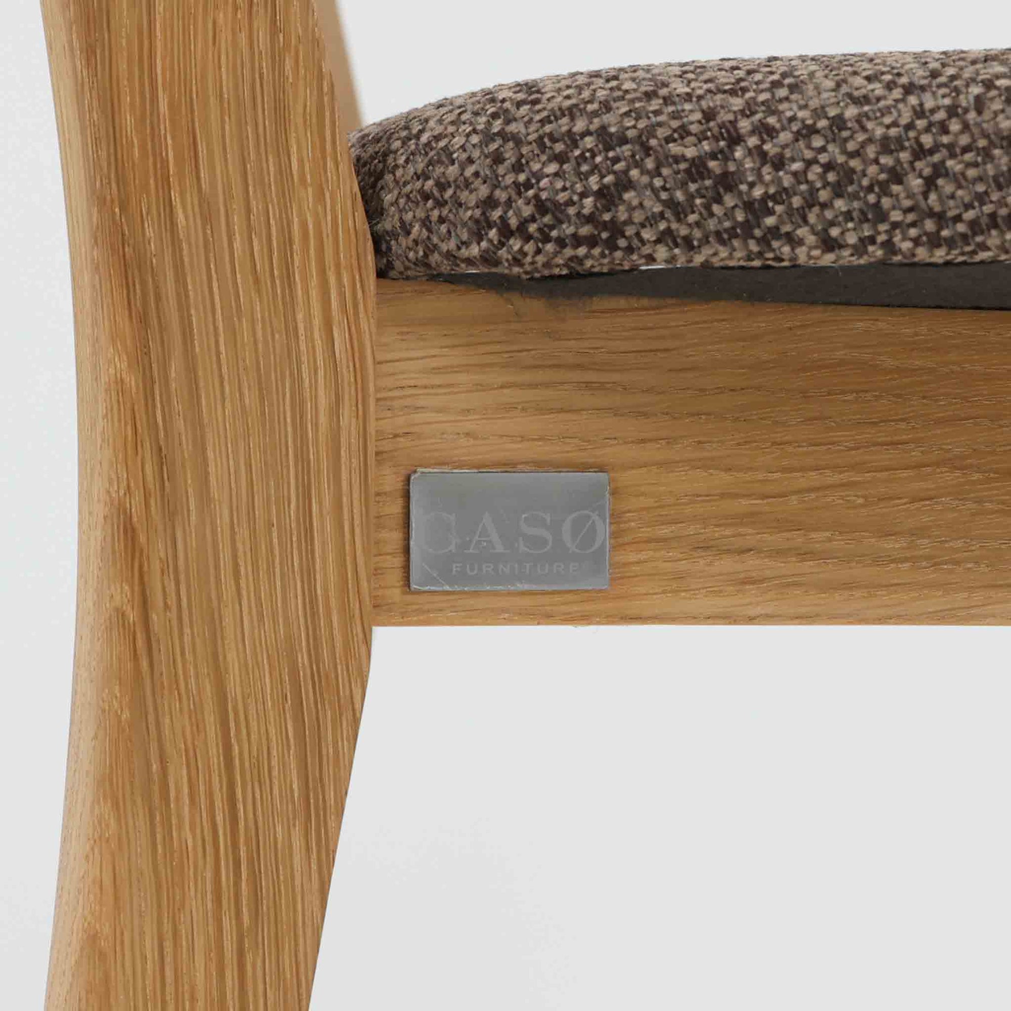 Niels Koefoedが1957年にデザインし、現在はCaso Furnitureより復刻製作されているモデル「Peter」のダイニングチェアです。オーク材の美しい木目を活かしたフレームと、背もたれに大きく設けられたアーチ状の開口部が印象的で、軽やかさと構造的な強度を両立したデザインが特徴です。身体をやさしく受け止める背のラインと、適度なクッション性を備えた座面により、日常使いにおいても快適な座り心地を実現しています。素材の質感を活かしたシンプルな佇まいは、ダイニング空間に自然と馴染み、北欧ミッドセンチュリー期のデザインらしい温かみと洗練を感じさせる一脚です。