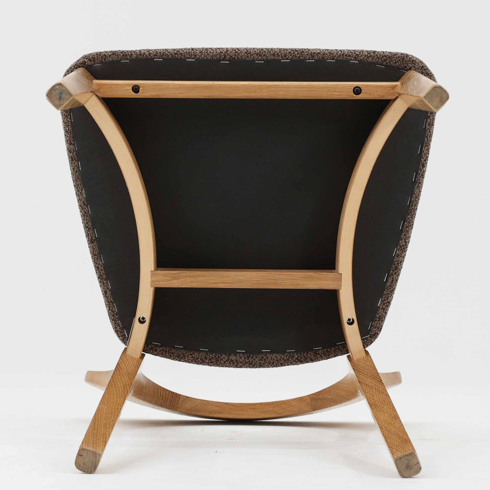 Niels Koefoedが1957年にデザインし、現在はCaso Furnitureより復刻製作されているモデル「Peter」のダイニングチェアです。オーク材の美しい木目を活かしたフレームと、背もたれに大きく設けられたアーチ状の開口部が印象的で、軽やかさと構造的な強度を両立したデザインが特徴です。身体をやさしく受け止める背のラインと、適度なクッション性を備えた座面により、日常使いにおいても快適な座り心地を実現しています。素材の質感を活かしたシンプルな佇まいは、ダイニング空間に自然と馴染み、北欧ミッドセンチュリー期のデザインらしい温かみと洗練を感じさせる一脚です。