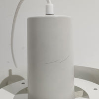 Jo HammerborgがFog & Morupのためにデザインした「Equator」は、直径40cmの存在感あるスチール製ペンダントライトで、赤・黄色・青など多彩なカラーバリエーションが展開されていたモデルとして知られますが、本品は空間に優しく溶け込む上品なホワイトカラーが採用されています。スチール特有の程よい重量感と重厚な佇まいがあり、実際に吊るすとホワイトの柔らかな印象の中にしっかりとした質感が感じられるのも魅力です。同心円状に重なるシェードが光を柔らかく分散させ、眩しさを抑えつつ立体的な陰影を生み出す構造が特徴で、ダイニングやリビングの主照明として落ち着きのあるモダンなアクセントを添えます。ミニマルな造形の中に職人技が凝縮されており、経年で深まった塗装の質感がビンテージならではの魅力を一層引き立てています。