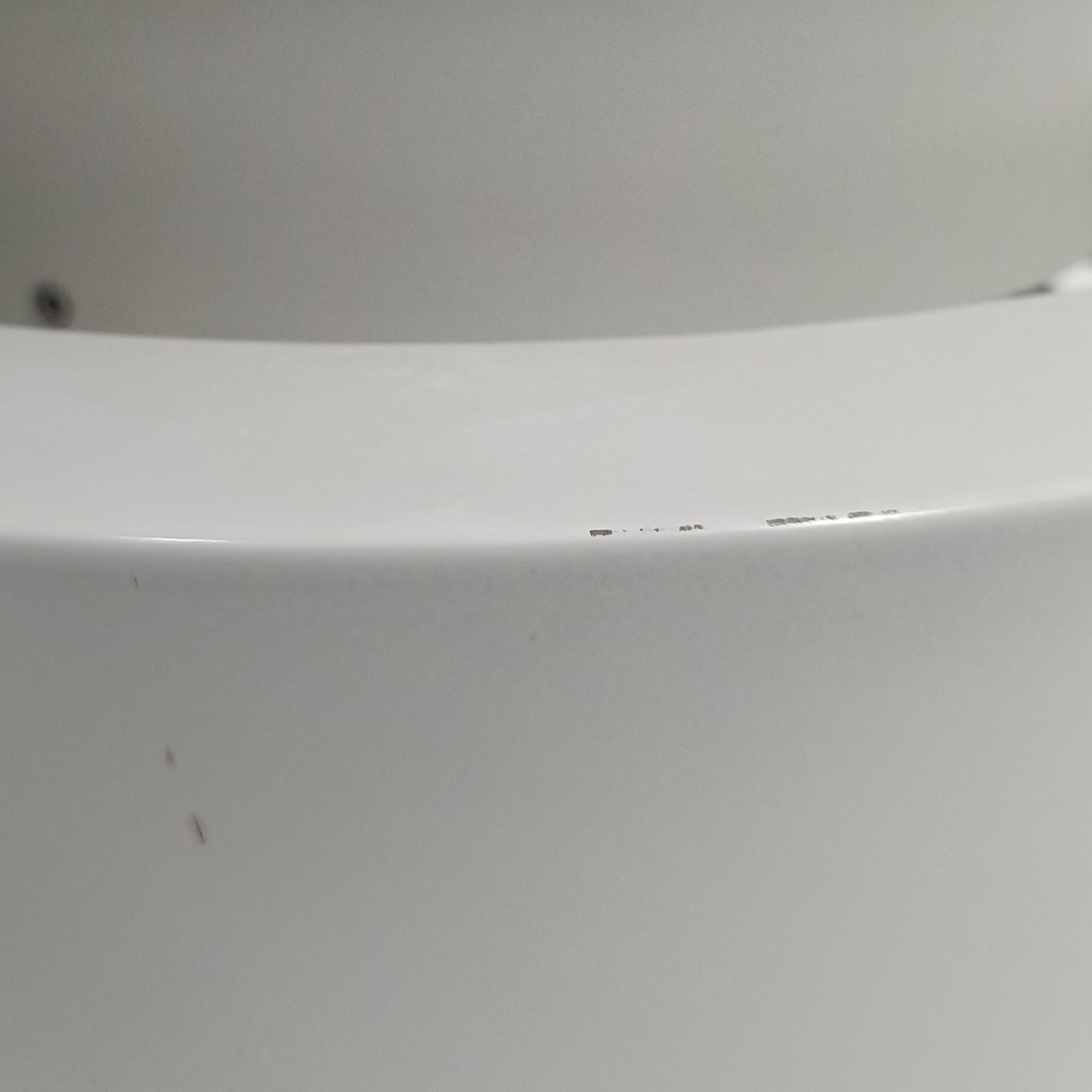 Jo HammerborgがFog &amp; Morupのためにデザインした「Equator」は、直径40cmの存在感あるスチール製ペンダントライトで、赤・黄色・青など多彩なカラーバリエーションが展開されていたモデルとして知られますが、本品は空間に優しく溶け込む上品なホワイトカラーが採用されています。スチール特有の程よい重量感と重厚な佇まいがあり、実際に吊るすとホワイトの柔らかな印象の中にしっかりとした質感が感じられるのも魅力です。同心円状に重なるシェードが光を柔らかく分散させ、眩しさを抑えつつ立体的な陰影を生み出す構造が特徴で、ダイニングやリビングの主照明として落ち着きのあるモダンなアクセントを添えます。ミニマルな造形の中に職人技が凝縮されており、経年で深まった塗装の質感がビンテージならではの魅力を一層引き立てています。