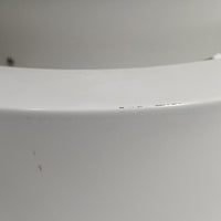 Jo HammerborgがFog & Morupのためにデザインした「Equator」は、直径40cmの存在感あるスチール製ペンダントライトで、赤・黄色・青など多彩なカラーバリエーションが展開されていたモデルとして知られますが、本品は空間に優しく溶け込む上品なホワイトカラーが採用されています。スチール特有の程よい重量感と重厚な佇まいがあり、実際に吊るすとホワイトの柔らかな印象の中にしっかりとした質感が感じられるのも魅力です。同心円状に重なるシェードが光を柔らかく分散させ、眩しさを抑えつつ立体的な陰影を生み出す構造が特徴で、ダイニングやリビングの主照明として落ち着きのあるモダンなアクセントを添えます。ミニマルな造形の中に職人技が凝縮されており、経年で深まった塗装の質感がビンテージならではの魅力を一層引き立てています。