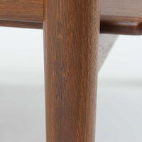 Hans J. Wegnerがデザインし、Getamaが製作したGE530オットマンです。ダークオーク材の力強い木目を活かした角の取れたフレームと、丸脚を組み合わせた端正な構造が特徴で、裏面には刻印も確認できます。程よい厚みのクッションは張り替え済みで、軽やかな生地が木部の深みのある色合いを引き立てます。同シリーズのラウンジチェアと合わせてはもちろん、単体でスツールや補助椅子としても活躍する、北欧ビンテージならではの質実剛健な一品です。