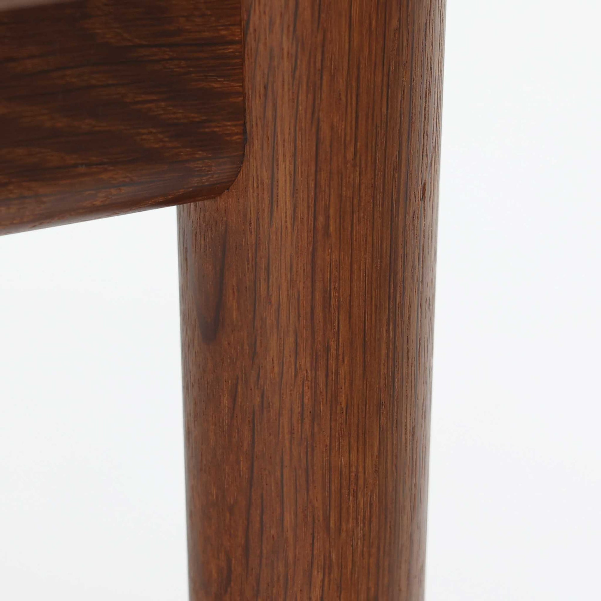 Hans J. Wegnerがデザインし、Getamaが製作したGE530オットマンです。ダークオーク材の力強い木目を活かした角の取れたフレームと、丸脚を組み合わせた端正な構造が特徴で、裏面には刻印も確認できます。程よい厚みのクッションは張り替え済みで、軽やかな生地が木部の深みのある色合いを引き立てます。同シリーズのラウンジチェアと合わせてはもちろん、単体でスツールや補助椅子としても活躍する、北欧ビンテージならではの質実剛健な一品です。