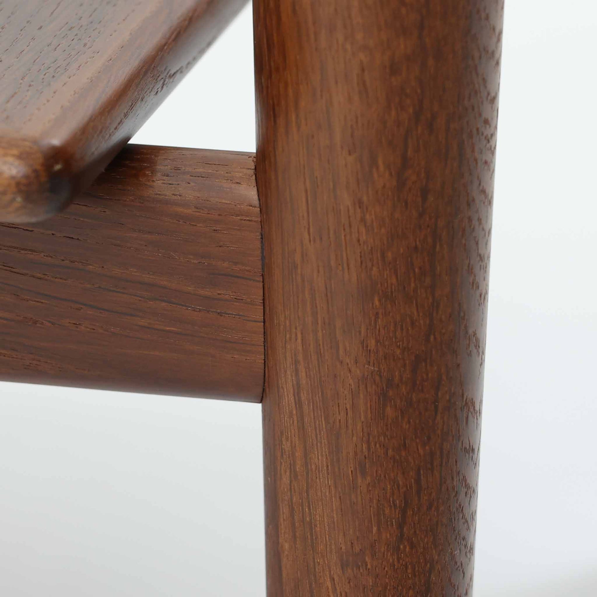 Hans J. Wegnerがデザインし、Getamaが製作したGE530オットマンです。ダークオーク材の力強い木目を活かした角の取れたフレームと、丸脚を組み合わせた端正な構造が特徴で、裏面には刻印も確認できます。程よい厚みのクッションは張り替え済みで、軽やかな生地が木部の深みのある色合いを引き立てます。同シリーズのラウンジチェアと合わせてはもちろん、単体でスツールや補助椅子としても活躍する、北欧ビンテージならではの質実剛健な一品です。