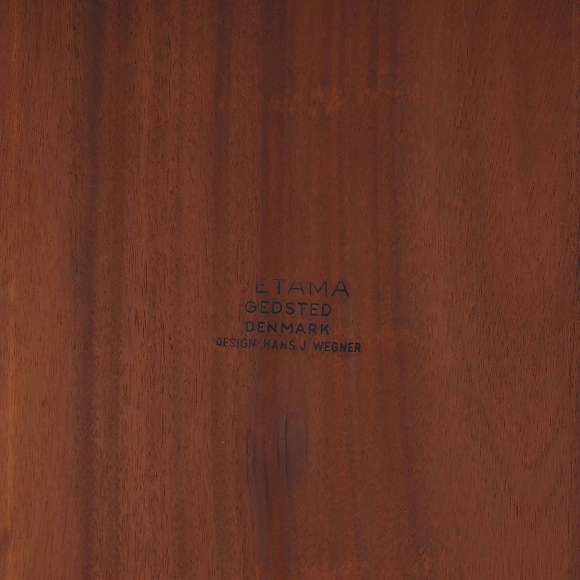 Hans J. Wegnerがデザインし、Getamaが製作したGE530オットマンです。ダークオーク材の力強い木目を活かした角の取れたフレームと、丸脚を組み合わせた端正な構造が特徴で、裏面には刻印も確認できます。程よい厚みのクッションは張り替え済みで、軽やかな生地が木部の深みのある色合いを引き立てます。同シリーズのラウンジチェアと合わせてはもちろん、単体でスツールや補助椅子としても活躍する、北欧ビンテージならではの質実剛健な一品です。