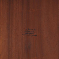 Hans J. Wegnerがデザインし、Getamaが製作したGE530オットマンです。ダークオーク材の力強い木目を活かした角の取れたフレームと、丸脚を組み合わせた端正な構造が特徴で、裏面には刻印も確認できます。程よい厚みのクッションは張り替え済みで、軽やかな生地が木部の深みのある色合いを引き立てます。同シリーズのラウンジチェアと合わせてはもちろん、単体でスツールや補助椅子としても活躍する、北欧ビンテージならではの質実剛健な一品です。