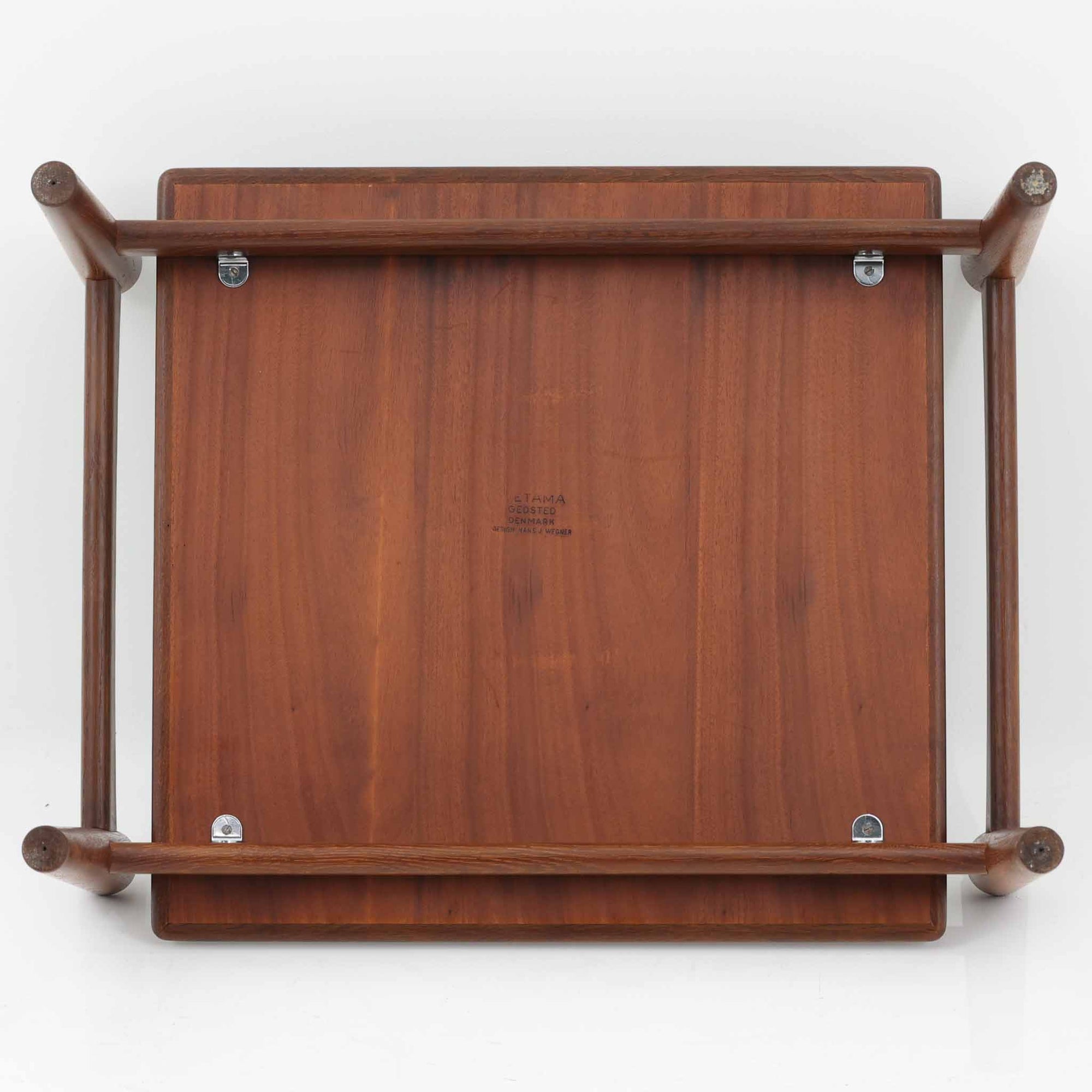 Hans J. Wegnerがデザインし、Getamaが製作したGE530オットマンです。ダークオーク材の力強い木目を活かした角の取れたフレームと、丸脚を組み合わせた端正な構造が特徴で、裏面には刻印も確認できます。程よい厚みのクッションは張り替え済みで、軽やかな生地が木部の深みのある色合いを引き立てます。同シリーズのラウンジチェアと合わせてはもちろん、単体でスツールや補助椅子としても活躍する、北欧ビンテージならではの質実剛健な一品です。