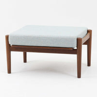 Hans J. Wegnerがデザインし、Getamaが製作したGE530オットマンです。ダークオーク材の力強い木目を活かした角の取れたフレームと、丸脚を組み合わせた端正な構造が特徴で、裏面には刻印も確認できます。程よい厚みのクッションは張り替え済みで、軽やかな生地が木部の深みのある色合いを引き立てます。同シリーズのラウンジチェアと合わせてはもちろん、単体でスツールや補助椅子としても活躍する、北欧ビンテージならではの質実剛健な一品です。