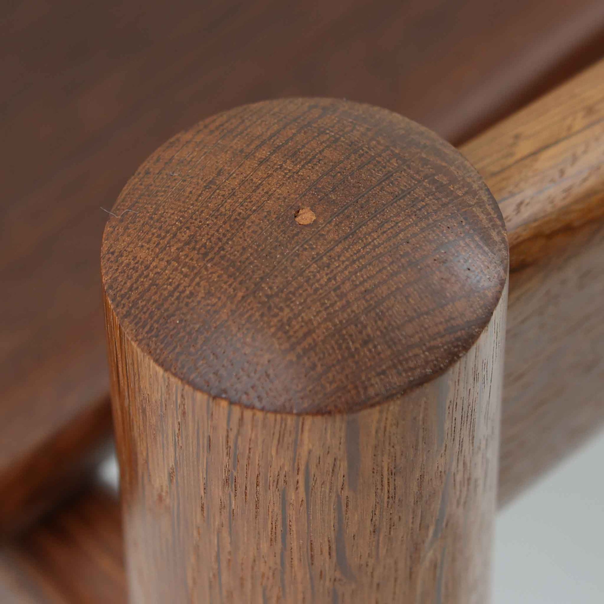 Hans J. Wegnerがデザインし、Getamaが製作したGE530オットマンです。ダークオーク材の力強い木目を活かした角の取れたフレームと、丸脚を組み合わせた端正な構造が特徴で、裏面には刻印も確認できます。程よい厚みのクッションは張り替え済みで、軽やかな生地が木部の深みのある色合いを引き立てます。同シリーズのラウンジチェアと合わせてはもちろん、単体でスツールや補助椅子としても活躍する、北欧ビンテージならではの質実剛健な一品です。