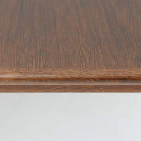 Hans J. Wegnerがデザインし、Getamaが製作したGE530オットマンです。ダークオーク材の力強い木目を活かした角の取れたフレームと、丸脚を組み合わせた端正な構造が特徴で、裏面には刻印も確認できます。程よい厚みのクッションは張り替え済みで、軽やかな生地が木部の深みのある色合いを引き立てます。同シリーズのラウンジチェアと合わせてはもちろん、単体でスツールや補助椅子としても活躍する、北欧ビンテージならではの質実剛健な一品です。