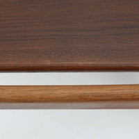 Hans J. Wegnerがデザインし、Getamaが製作したGE530オットマンです。ダークオーク材の力強い木目を活かした角の取れたフレームと、丸脚を組み合わせた端正な構造が特徴で、裏面には刻印も確認できます。程よい厚みのクッションは張り替え済みで、軽やかな生地が木部の深みのある色合いを引き立てます。同シリーズのラウンジチェアと合わせてはもちろん、単体でスツールや補助椅子としても活躍する、北欧ビンテージならではの質実剛健な一品です。