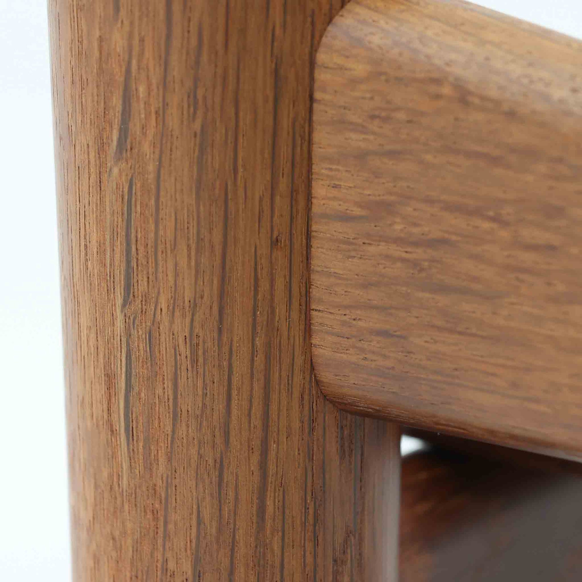 Hans J. Wegnerがデザインし、Getamaが製作したGE530オットマンです。ダークオーク材の力強い木目を活かした角の取れたフレームと、丸脚を組み合わせた端正な構造が特徴で、裏面には刻印も確認できます。程よい厚みのクッションは張り替え済みで、軽やかな生地が木部の深みのある色合いを引き立てます。同シリーズのラウンジチェアと合わせてはもちろん、単体でスツールや補助椅子としても活躍する、北欧ビンテージならではの質実剛健な一品です。