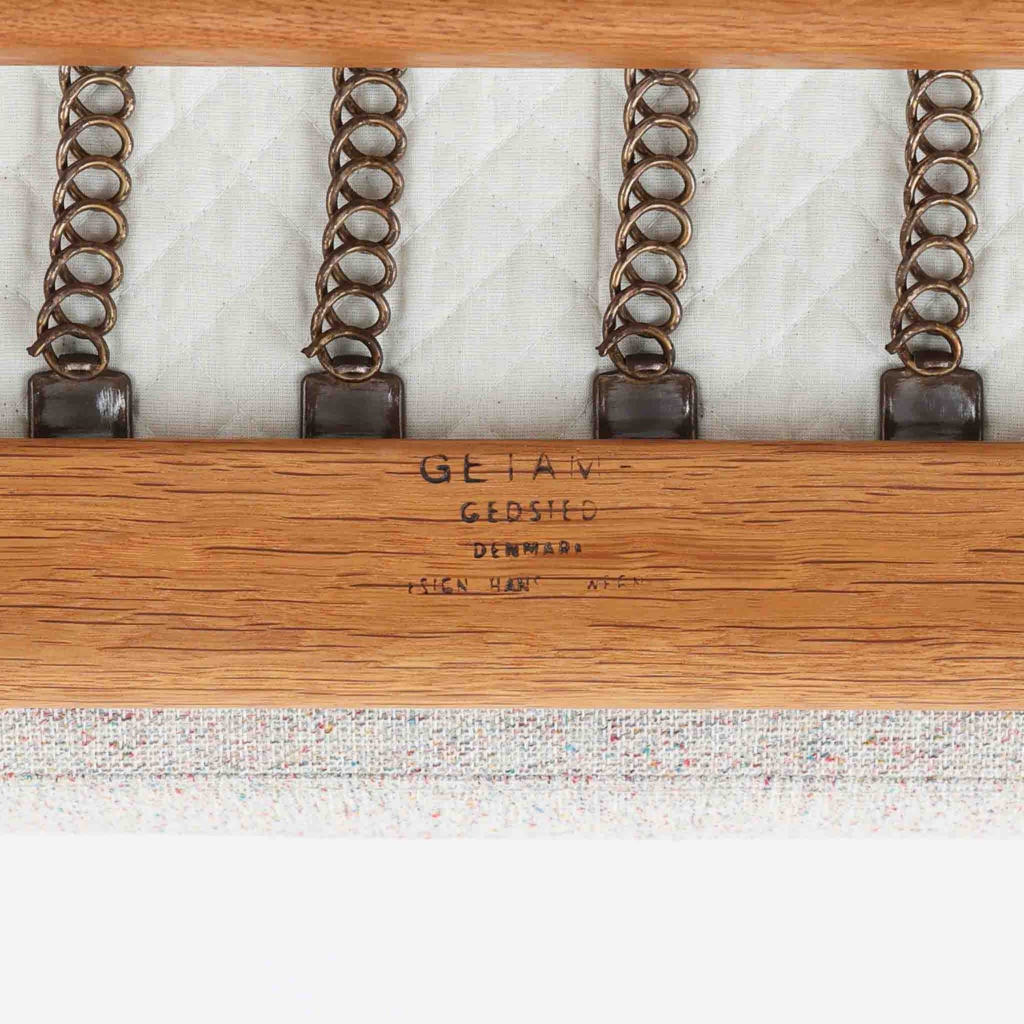 Hans J. Wegnerがデザインし、Getama社によって製作されたGE290は、構造の美しさと快適な座り心地を兼ね備えた北欧ビンテージを代表するシングルソファです。厚みのあるクッションと緩やかに傾斜した背もたれが身体を包み込み、自然と深いリラックス姿勢へと導きます。クッション内部にはビンテージ品ならではのスプリングが内包されており、しっかりとした弾力と安定感のある座り心地を生み出しています。オーク材のフレームは力強さと温かみを併せ持ち、アームから脚部にかけての造形にはウェグナーらしい彫刻的な魅力が感じられます。張地の落ち着いた色合いと、経年により深みを増した木部の表情が調和し、リビングや書斎で長く寄り添う一脚です。