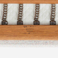 Hans J. Wegnerがデザインし、Getama社によって製作されたGE290は、構造の美しさと快適な座り心地を兼ね備えた北欧ビンテージを代表するシングルソファです。厚みのあるクッションと緩やかに傾斜した背もたれが身体を包み込み、自然と深いリラックス姿勢へと導きます。クッション内部にはビンテージ品ならではのスプリングが内包されており、しっかりとした弾力と安定感のある座り心地を生み出しています。オーク材のフレームは力強さと温かみを併せ持ち、アームから脚部にかけての造形にはウェグナーらしい彫刻的な魅力が感じられます。張地の落ち着いた色合いと、経年により深みを増した木部の表情が調和し、リビングや書斎で長く寄り添う一脚です。