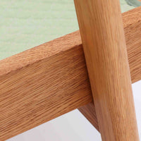 Hans J. Wegnerがデザインし、Getama社によって製作されたGE290は、構造の美しさと快適な座り心地を兼ね備えた北欧ビンテージを代表するシングルソファです。厚みのあるクッションと緩やかに傾斜した背もたれが身体を包み込み、自然と深いリラックス姿勢へと導きます。クッション内部にはビンテージ品ならではのスプリングが内包されており、しっかりとした弾力と安定感のある座り心地を生み出しています。オーク材のフレームは力強さと温かみを併せ持ち、アームから脚部にかけての造形にはウェグナーらしい彫刻的な魅力が感じられます。張地の落ち着いた色合いと、経年により深みを増した木部の表情が調和し、リビングや書斎で長く寄り添う一脚です。