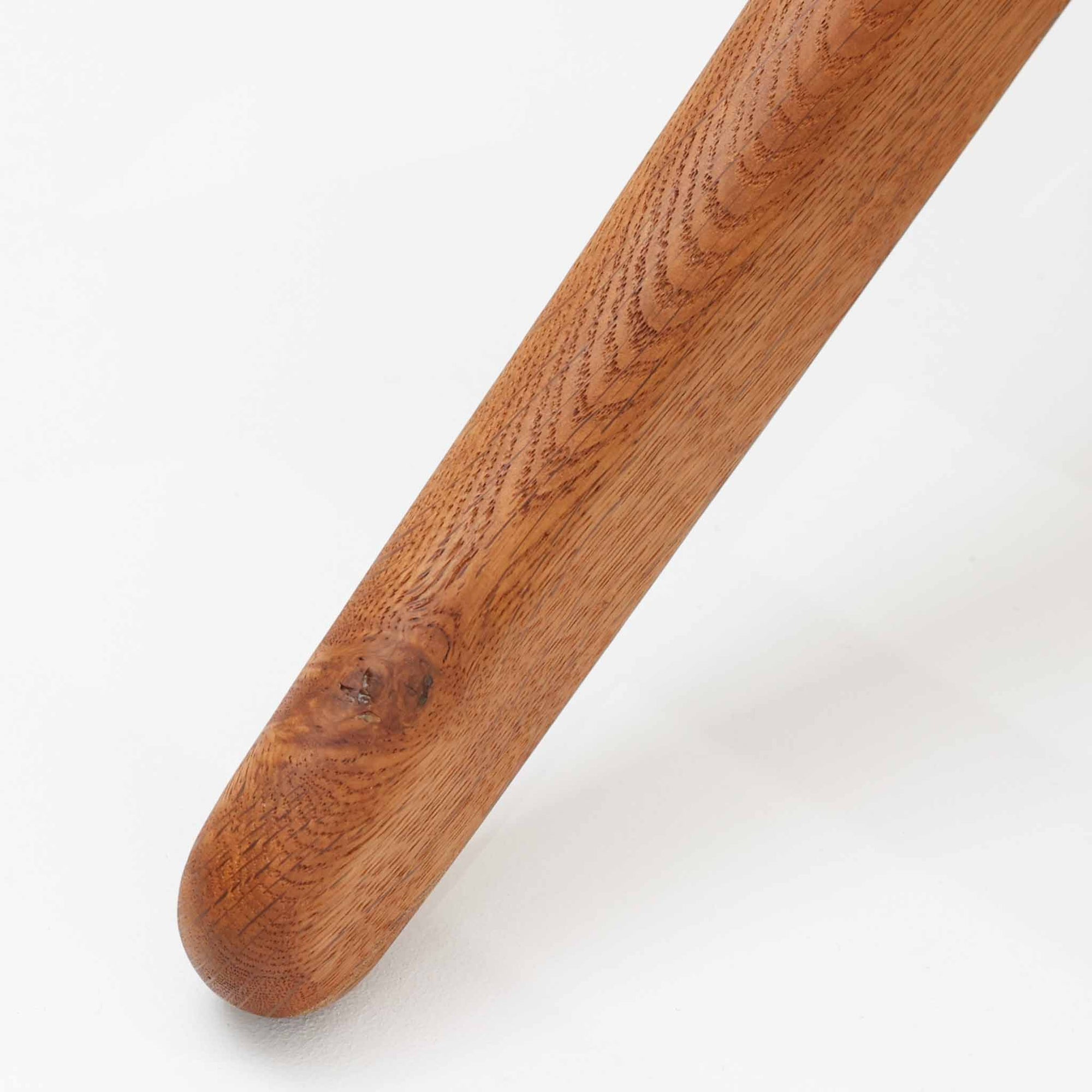 Hans J. Wegnerがデザインし、Getama社によって製作されたGE290は、構造の美しさと快適な座り心地を兼ね備えた北欧ビンテージを代表するシングルソファです。厚みのあるクッションと緩やかに傾斜した背もたれが身体を包み込み、自然と深いリラックス姿勢へと導きます。クッション内部にはビンテージ品ならではのスプリングが内包されており、しっかりとした弾力と安定感のある座り心地を生み出しています。オーク材のフレームは力強さと温かみを併せ持ち、アームから脚部にかけての造形にはウェグナーらしい彫刻的な魅力が感じられます。張地の落ち着いた色合いと、経年により深みを増した木部の表情が調和し、リビングや書斎で長く寄り添う一脚です。