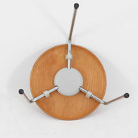 Arne Jacobsen（アルネ・ヤコブセン）がFritz Hansen（フリッツ・ハンセン）のために手掛けた有名なドットスツールは、チーク材の座面とスチールレッグを組み合わせた軽快な佇まいが魅力の北欧ビンテージ家具で、中でも希少なチークモデルとなるこちらは滑らかに成形された丸い座面が身体に心地よくフィットし、わずかに外側へ開いた3本脚が安定感を確保しつつ空間に軽やかな印象を添え、ミニマルな構造に宿る職人技と経年で深まった木肌と金属のコントラストが美しく、ダイニングのサブチェアや玄関、デスク横のサイドスツールとしても取り入れやすい一脚です。