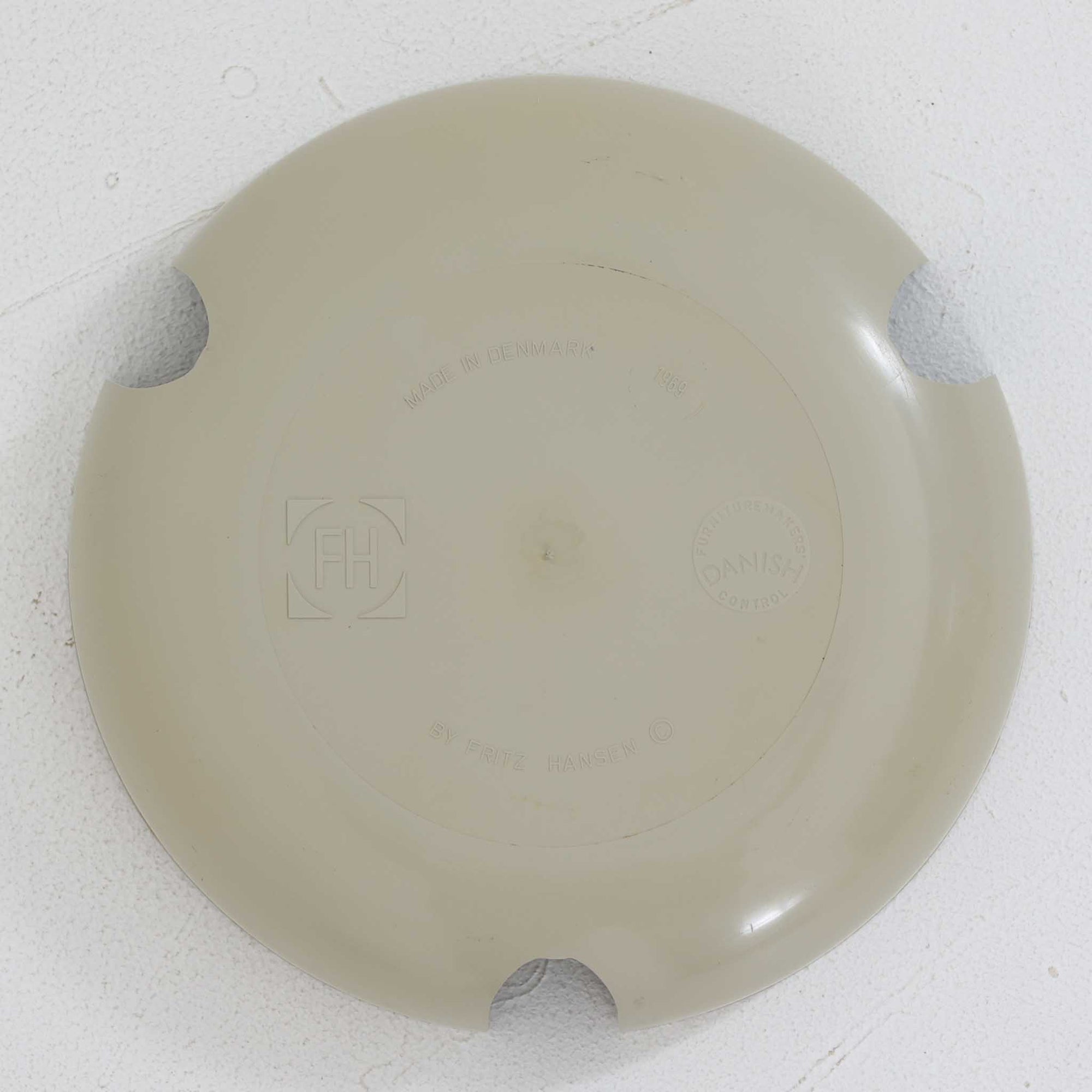 Arne Jacobsen（アルネ・ヤコブセン）がFritz Hansen（フリッツ・ハンセン）のために手掛けた有名なドットスツールは、チーク材の座面とスチールレッグを組み合わせた軽快な佇まいが魅力の北欧ビンテージ家具で、中でも希少なチークモデルとなるこちらは滑らかに成形された丸い座面が身体に心地よくフィットし、わずかに外側へ開いた3本脚が安定感を確保しつつ空間に軽やかな印象を添え、ミニマルな構造に宿る職人技と経年で深まった木肌と金属のコントラストが美しく、ダイニングのサブチェアや玄関、デスク横のサイドスツールとしても取り入れやすい一脚です。