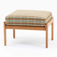 Hans J. Wegnerがデザインし、Getamaが製作したGE290オットマンです。オーク材の美しい木目を活かした無垢フレームは、丸みを帯びた脚部と貫構造により安定感と軽やかさを兼ね備えています。クッションは張り替え済みで、落ち着いたストライプ柄が木部の温かな色合いを引き立てます。同シリーズのラウンジチェアと組み合わせて快適な寛ぎを演出するのはもちろん、単体でもスツールとして活躍。経年で深みを増した素材感が、北欧ビンテージならではの上質な存在感を放つ一品です。クッション内部にはビンテージ品ならではのスプリングが内包されています。