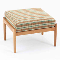 Hans J. Wegnerがデザインし、Getamaが製作したGE290オットマンです。オーク材の美しい木目を活かした無垢フレームは、丸みを帯びた脚部と貫構造により安定感と軽やかさを兼ね備えています。クッションは張り替え済みで、落ち着いたストライプ柄が木部の温かな色合いを引き立てます。同シリーズのラウンジチェアと組み合わせて快適な寛ぎを演出するのはもちろん、単体でもスツールとして活躍。経年で深みを増した素材感が、北欧ビンテージならではの上質な存在感を放つ一品です。クッション内部にはビンテージ品ならではのスプリングが内包されています。