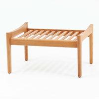 Hans J. Wegnerがデザインし、Getamaが製作したGE290オットマンです。オーク材の美しい木目を活かした無垢フレームは、丸みを帯びた脚部と貫構造により安定感と軽やかさを兼ね備えています。クッションは張り替え済みで、落ち着いたストライプ柄が木部の温かな色合いを引き立てます。同シリーズのラウンジチェアと組み合わせて快適な寛ぎを演出するのはもちろん、単体でもスツールとして活躍。経年で深みを増した素材感が、北欧ビンテージならではの上質な存在感を放つ一品です。クッション内部にはビンテージ品ならではのスプリングが内包されています。
