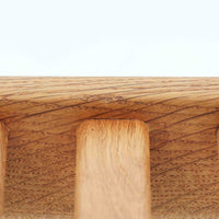 Hans J. Wegnerがデザインし、Getamaが製作したGE290オットマンです。オーク材の美しい木目を活かした無垢フレームは、丸みを帯びた脚部と貫構造により安定感と軽やかさを兼ね備えています。クッションは張り替え済みで、落ち着いたストライプ柄が木部の温かな色合いを引き立てます。同シリーズのラウンジチェアと組み合わせて快適な寛ぎを演出するのはもちろん、単体でもスツールとして活躍。経年で深みを増した素材感が、北欧ビンテージならではの上質な存在感を放つ一品です。クッション内部にはビンテージ品ならではのスプリングが内包されています。