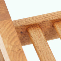 Hans J. Wegnerがデザインし、Getamaが製作したGE290オットマンです。オーク材の美しい木目を活かした無垢フレームは、丸みを帯びた脚部と貫構造により安定感と軽やかさを兼ね備えています。クッションは張り替え済みで、落ち着いたストライプ柄が木部の温かな色合いを引き立てます。同シリーズのラウンジチェアと組み合わせて快適な寛ぎを演出するのはもちろん、単体でもスツールとして活躍。経年で深みを増した素材感が、北欧ビンテージならではの上質な存在感を放つ一品です。クッション内部にはビンテージ品ならではのスプリングが内包されています。