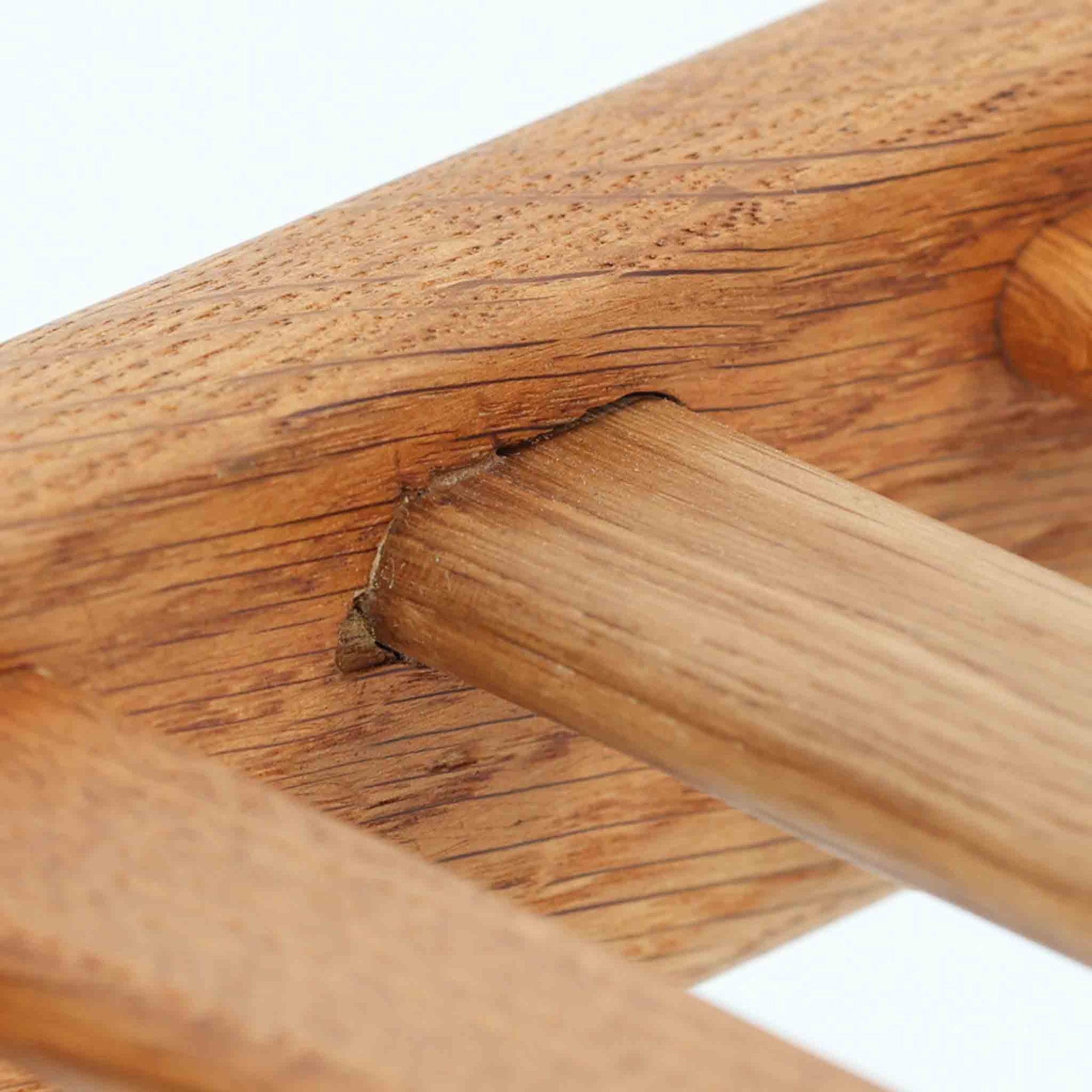 Hans J. Wegnerがデザインし、Getamaが製作したGE290オットマンです。オーク材の美しい木目を活かした無垢フレームは、丸みを帯びた脚部と貫構造により安定感と軽やかさを兼ね備えています。クッションは張り替え済みで、落ち着いたストライプ柄が木部の温かな色合いを引き立てます。同シリーズのラウンジチェアと組み合わせて快適な寛ぎを演出するのはもちろん、単体でもスツールとして活躍。経年で深みを増した素材感が、北欧ビンテージならではの上質な存在感を放つ一品です。クッション内部にはビンテージ品ならではのスプリングが内包されています。