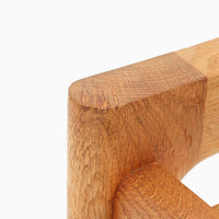 Hans J. Wegnerがデザインし、Getamaが製作したGE290オットマンです。オーク材の美しい木目を活かした無垢フレームは、丸みを帯びた脚部と貫構造により安定感と軽やかさを兼ね備えています。クッションは張り替え済みで、落ち着いたストライプ柄が木部の温かな色合いを引き立てます。同シリーズのラウンジチェアと組み合わせて快適な寛ぎを演出するのはもちろん、単体でもスツールとして活躍。経年で深みを増した素材感が、北欧ビンテージならではの上質な存在感を放つ一品です。クッション内部にはビンテージ品ならではのスプリングが内包されています。