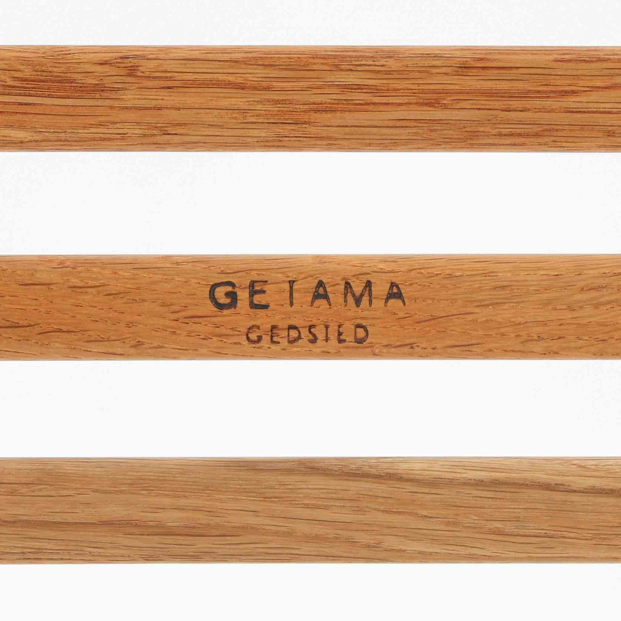 Hans J. Wegnerがデザインし、Getamaが製作したGE290オットマンです。オーク材の美しい木目を活かした無垢フレームは、丸みを帯びた脚部と貫構造により安定感と軽やかさを兼ね備えています。クッションは張り替え済みで、落ち着いたストライプ柄が木部の温かな色合いを引き立てます。同シリーズのラウンジチェアと組み合わせて快適な寛ぎを演出するのはもちろん、単体でもスツールとして活躍。経年で深みを増した素材感が、北欧ビンテージならではの上質な存在感を放つ一品です。クッション内部にはビンテージ品ならではのスプリングが内包されています。