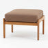 Hans J. Wegnerがデザインし、Getamaが製作したGE290オットマンです。オーク材の美しい木目を活かした無垢フレームは、丸みを帯びた脚部と貫構造により安定感と軽やかさを兼ね備えています。クッションは張り替え済みで、ライトブラウン色の張地が木部の温かな色合いと調和し、落ち着いた印象を与えます。内部にはビンテージ品ならではのスプリングが内包され、弾力ある座り心地も魅力。同シリーズのラウンジチェアと組み合わせてはもちろん、単体でもスツールとして活躍する、経年変化の味わい深い一品です。