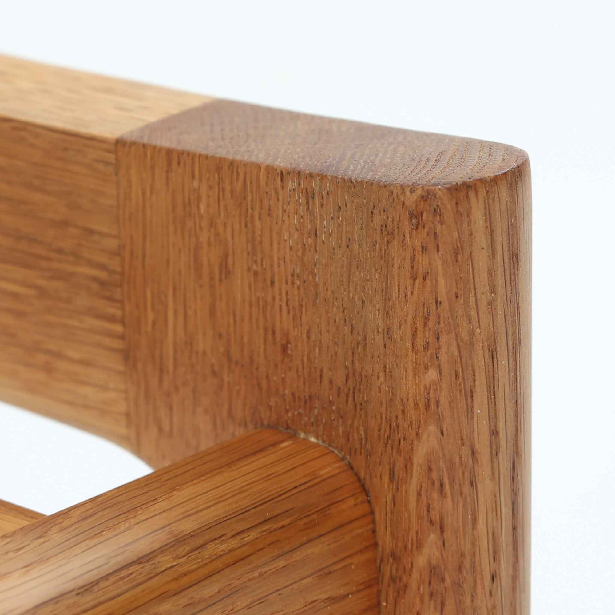 Hans J. Wegnerがデザインし、Getamaが製作したGE290オットマンです。オーク材の美しい木目を活かした無垢フレームは、丸みを帯びた脚部と貫構造により安定感と軽やかさを兼ね備えています。クッションは張り替え済みで、ライトブラウン色の張地が木部の温かな色合いと調和し、落ち着いた印象を与えます。内部にはビンテージ品ならではのスプリングが内包され、弾力ある座り心地も魅力。同シリーズのラウンジチェアと組み合わせてはもちろん、単体でもスツールとして活躍する、経年変化の味わい深い一品です。