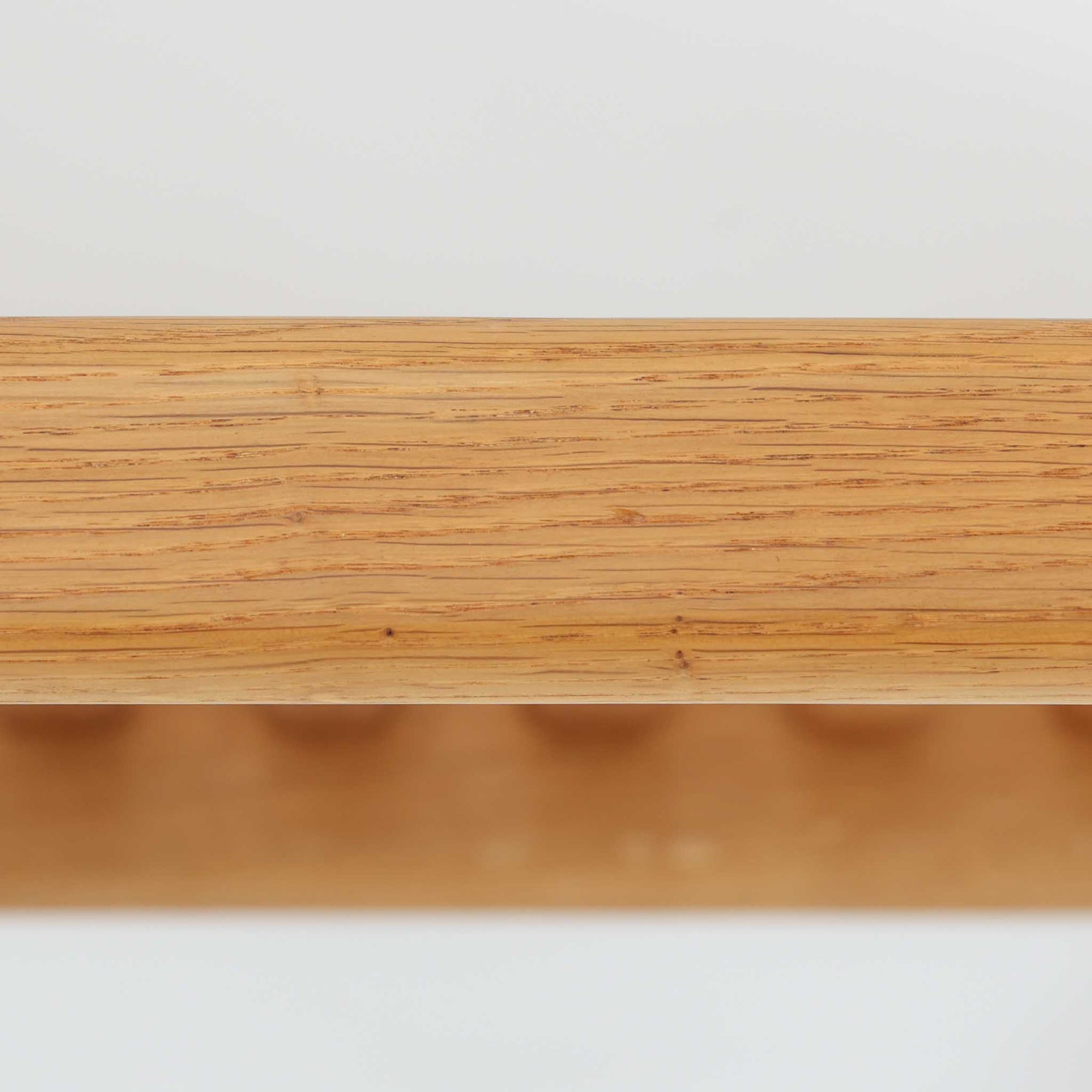 Hans J. Wegnerがデザインし、Getamaが製作したGE290オットマンです。オーク材の美しい木目を活かした無垢フレームは、丸みを帯びた脚部と貫構造により安定感と軽やかさを兼ね備えています。クッションは張り替え済みで、ライトブラウン色の張地が木部の温かな色合いと調和し、落ち着いた印象を与えます。内部にはビンテージ品ならではのスプリングが内包され、弾力ある座り心地も魅力。同シリーズのラウンジチェアと組み合わせてはもちろん、単体でもスツールとして活躍する、経年変化の味わい深い一品です。