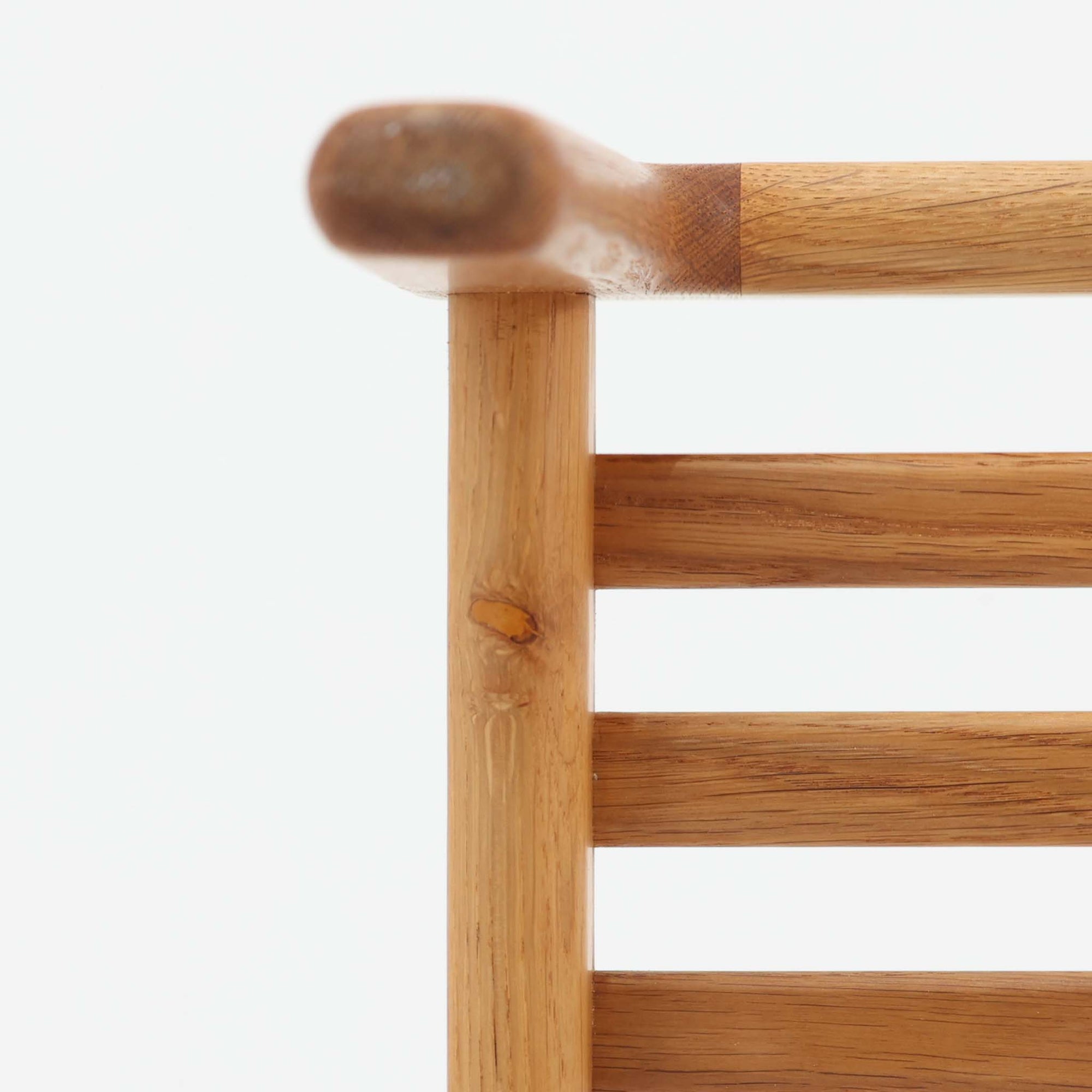 Hans J. Wegnerがデザインし、Getamaが製作したGE290オットマンです。オーク材の美しい木目を活かした無垢フレームは、丸みを帯びた脚部と貫構造により安定感と軽やかさを兼ね備えています。クッションは張り替え済みで、ライトブラウン色の張地が木部の温かな色合いと調和し、落ち着いた印象を与えます。内部にはビンテージ品ならではのスプリングが内包され、弾力ある座り心地も魅力。同シリーズのラウンジチェアと組み合わせてはもちろん、単体でもスツールとして活躍する、経年変化の味わい深い一品です。