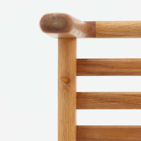 Hans J. Wegnerがデザインし、Getamaが製作したGE290オットマンです。オーク材の美しい木目を活かした無垢フレームは、丸みを帯びた脚部と貫構造により安定感と軽やかさを兼ね備えています。クッションは張り替え済みで、ライトブラウン色の張地が木部の温かな色合いと調和し、落ち着いた印象を与えます。内部にはビンテージ品ならではのスプリングが内包され、弾力ある座り心地も魅力。同シリーズのラウンジチェアと組み合わせてはもちろん、単体でもスツールとして活躍する、経年変化の味わい深い一品です。