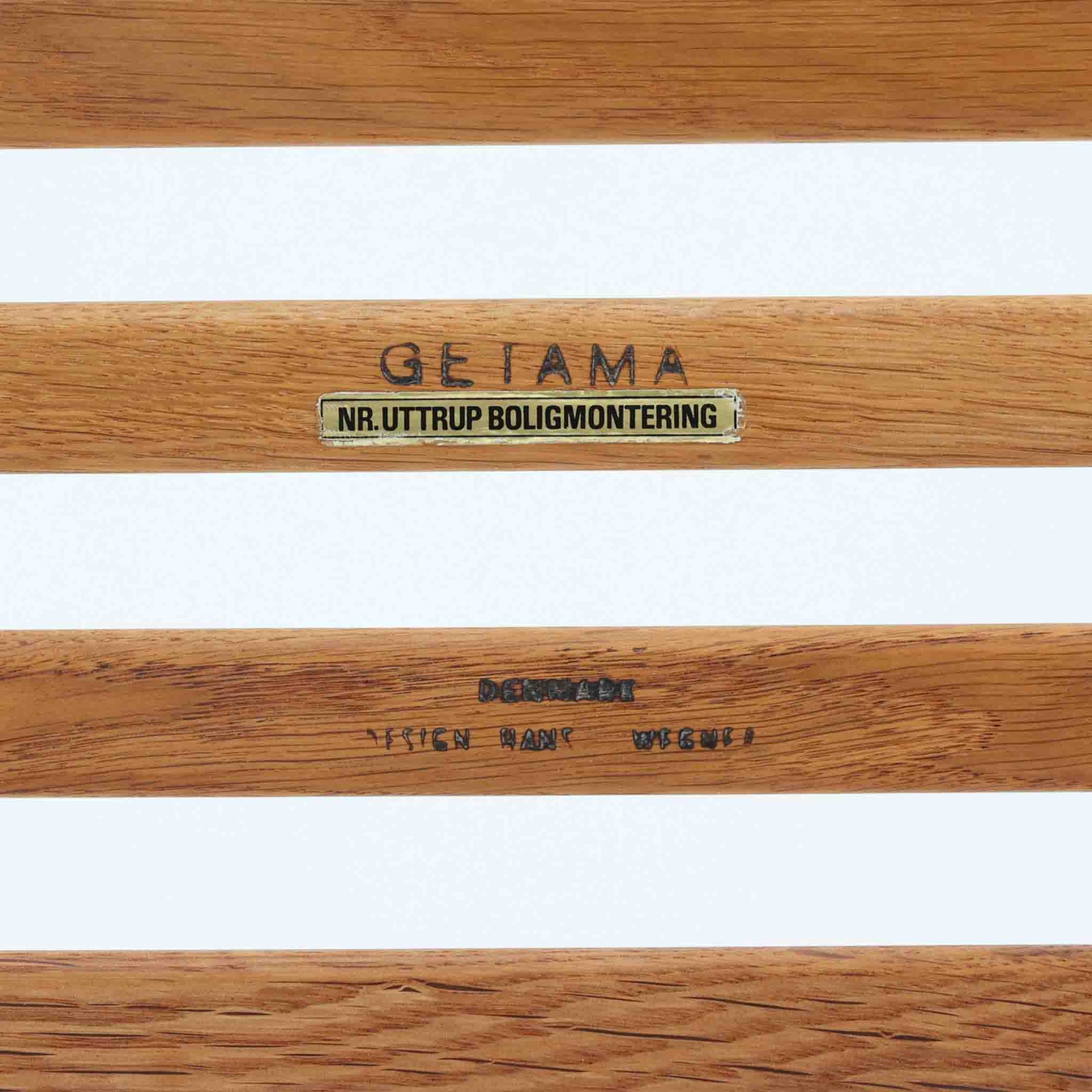 Hans J. Wegnerがデザインし、Getamaが製作したGE290オットマンです。オーク材の美しい木目を活かした無垢フレームは、丸みを帯びた脚部と貫構造により安定感と軽やかさを兼ね備えています。クッションは張り替え済みで、ライトブラウン色の張地が木部の温かな色合いと調和し、落ち着いた印象を与えます。内部にはビンテージ品ならではのスプリングが内包され、弾力ある座り心地も魅力。同シリーズのラウンジチェアと組み合わせてはもちろん、単体でもスツールとして活躍する、経年変化の味わい深い一品です。