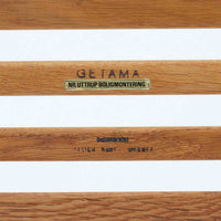 Hans J. Wegnerがデザインし、Getamaが製作したGE290オットマンです。オーク材の美しい木目を活かした無垢フレームは、丸みを帯びた脚部と貫構造により安定感と軽やかさを兼ね備えています。クッションは張り替え済みで、ライトブラウン色の張地が木部の温かな色合いと調和し、落ち着いた印象を与えます。内部にはビンテージ品ならではのスプリングが内包され、弾力ある座り心地も魅力。同シリーズのラウンジチェアと組み合わせてはもちろん、単体でもスツールとして活躍する、経年変化の味わい深い一品です。