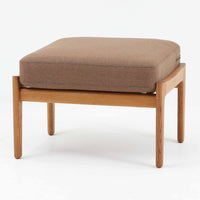 Hans J. Wegnerがデザインし、Getamaが製作したGE290オットマンです。オーク材の美しい木目を活かした無垢フレームは、丸みを帯びた脚部と貫構造により安定感と軽やかさを兼ね備えています。クッションは張り替え済みで、ライトブラウン色の張地が木部の温かな色合いと調和し、落ち着いた印象を与えます。内部にはビンテージ品ならではのスプリングが内包され、弾力ある座り心地も魅力。同シリーズのラウンジチェアと組み合わせてはもちろん、単体でもスツールとして活躍する、経年変化の味わい深い一品です。