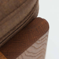 Hans J. Wegnerがデザインし、Getamaが製作したGE290オットマンです。オーク材の美しい木目を活かした無垢フレームは、丸みを帯びた脚部と貫構造により安定感と軽やかさを兼ね備えています。クッションは張り替え済みで、ライトブラウン色の張地が木部の温かな色合いと調和し、落ち着いた印象を与えます。内部にはビンテージ品ならではのスプリングが内包され、弾力ある座り心地も魅力。同シリーズのラウンジチェアと組み合わせてはもちろん、単体でもスツールとして活躍する、経年変化の味わい深い一品です。