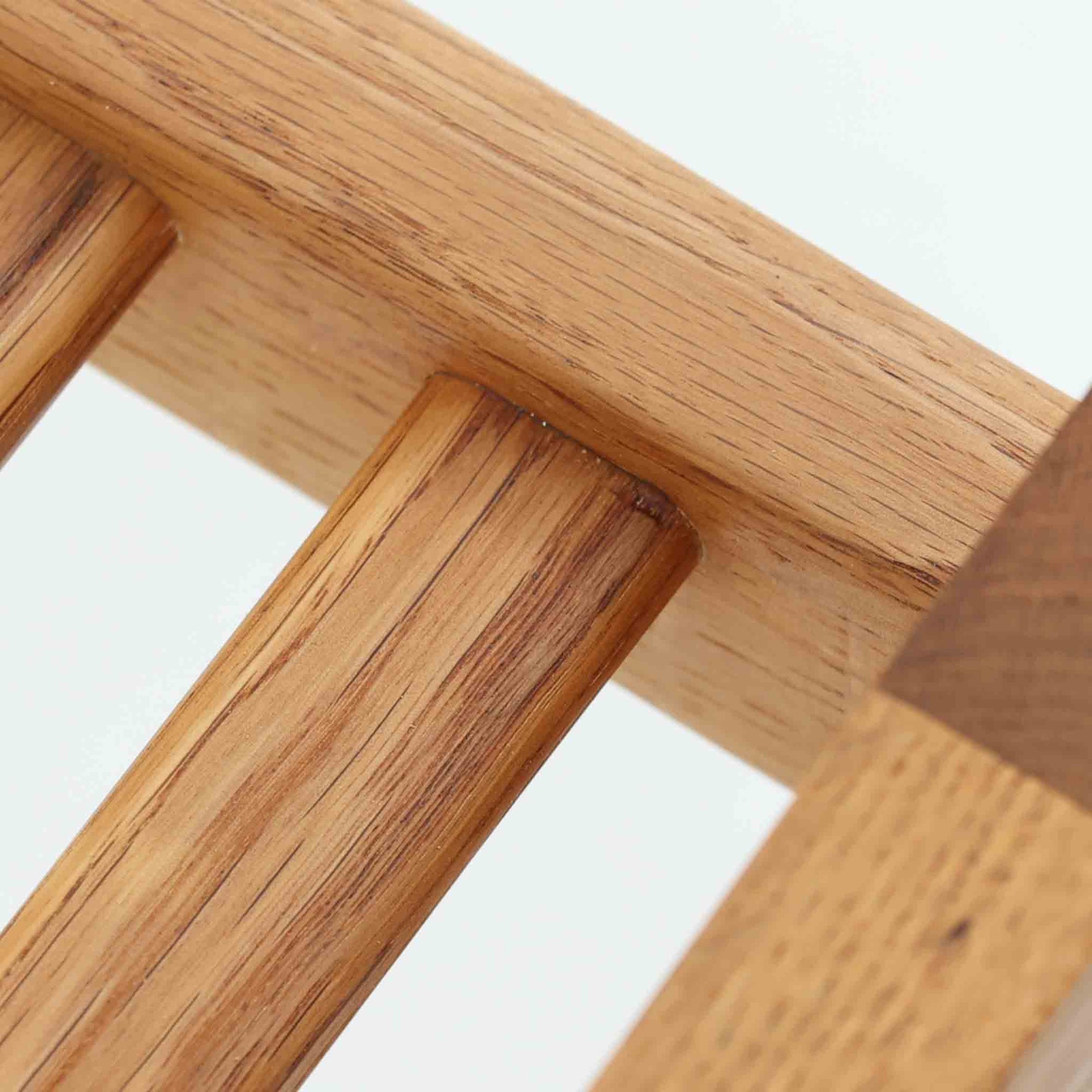 Hans J. Wegnerがデザインし、Getamaが製作したGE290オットマンです。オーク材の美しい木目を活かした無垢フレームは、丸みを帯びた脚部と貫構造により安定感と軽やかさを兼ね備えています。クッションは張り替え済みで、ライトブラウン色の張地が木部の温かな色合いと調和し、落ち着いた印象を与えます。内部にはビンテージ品ならではのスプリングが内包され、弾力ある座り心地も魅力。同シリーズのラウンジチェアと組み合わせてはもちろん、単体でもスツールとして活躍する、経年変化の味わい深い一品です。