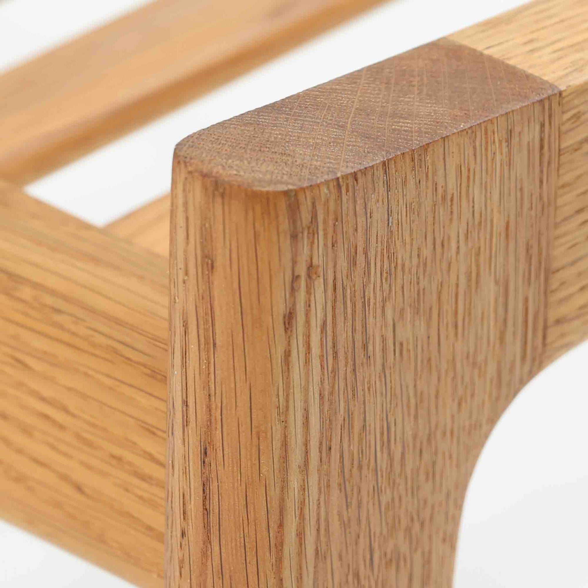 Hans J. Wegnerがデザインし、Getamaが製作したGE290オットマンです。オーク材の美しい木目を活かした無垢フレームは、丸みを帯びた脚部と貫構造により安定感と軽やかさを兼ね備えています。クッションは張り替え済みで、ライトブラウン色の張地が木部の温かな色合いと調和し、落ち着いた印象を与えます。内部にはビンテージ品ならではのスプリングが内包され、弾力ある座り心地も魅力。同シリーズのラウンジチェアと組み合わせてはもちろん、単体でもスツールとして活躍する、経年変化の味わい深い一品です。