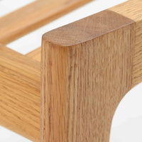 Hans J. Wegnerがデザインし、Getamaが製作したGE290オットマンです。オーク材の美しい木目を活かした無垢フレームは、丸みを帯びた脚部と貫構造により安定感と軽やかさを兼ね備えています。クッションは張り替え済みで、ライトブラウン色の張地が木部の温かな色合いと調和し、落ち着いた印象を与えます。内部にはビンテージ品ならではのスプリングが内包され、弾力ある座り心地も魅力。同シリーズのラウンジチェアと組み合わせてはもちろん、単体でもスツールとして活躍する、経年変化の味わい深い一品です。