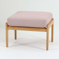 Hans J. Wegnerがデザインし、Getamaが製作したGE290オットマンです。オーク材の美しい木目を活かした無垢フレームは、丸みを帯びた脚部と貫構造により安定感と軽やかさを兼ね備えています。クッションは新たに張り替え済みで、柔らかなサクラ色（ピンク）の張地が、オーク材の温かな質感に優しい彩りを添え、上品で華やかな印象を与えます。内部にはビンテージ品ならではのスプリングが内包され、弾力ある座り心地も魅力。同シリーズのラウンジチェアと組み合わせてはもちろん、単体でもスツールとして活躍する、経年変化の味わい深い一品です。