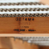 Hans J. Wegnerがデザインし、Getamaより製作されたGE236トリプルソファです。オーク材のフレームと直線を基調とした端正なフォルムが美しく、背面に配された横桟の意匠は後ろ姿まで印象的に演出します。ゆったりとした3人掛けの座面とクッションは快適な座り心地を実現し、リビングの主役として存在感を放ちます。ウェグナーらしい機能美と職人技が息づく設計に加え、経年により深みを増した木肌の風合いが北欧ビンテージならではの魅力を引き立てる希少な一台です。