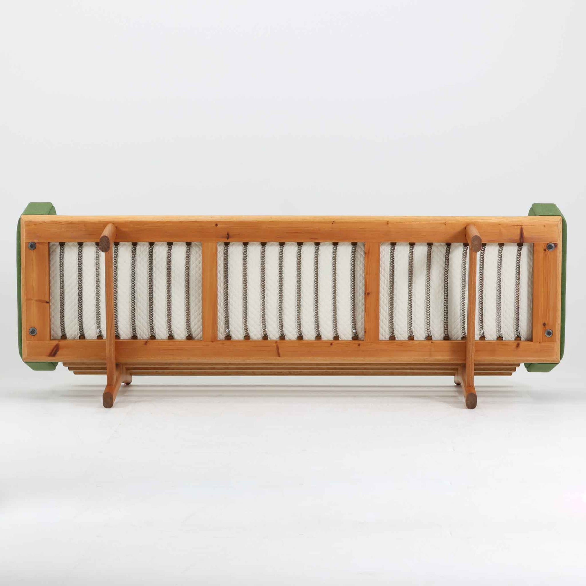 Hans J. Wegnerがデザインし、Getamaより製作されたGE236トリプルソファです。オーク材のフレームと直線を基調とした端正なフォルムが美しく、背面に配された横桟の意匠は後ろ姿まで印象的に演出します。ゆったりとした3人掛けの座面とクッションは快適な座り心地を実現し、リビングの主役として存在感を放ちます。ウェグナーらしい機能美と職人技が息づく設計に加え、経年により深みを増した木肌の風合いが北欧ビンテージならではの魅力を引き立てる希少な一台です。