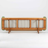 Hans J. Wegnerがデザインし、Getamaより製作されたGE236トリプルソファです。オーク材のフレームと直線を基調とした端正なフォルムが美しく、背面に配された横桟の意匠は後ろ姿まで印象的に演出します。ゆったりとした3人掛けの座面とクッションは快適な座り心地を実現し、リビングの主役として存在感を放ちます。ウェグナーらしい機能美と職人技が息づく設計に加え、経年により深みを増した木肌の風合いが北欧ビンテージならではの魅力を引き立てる希少な一台です。