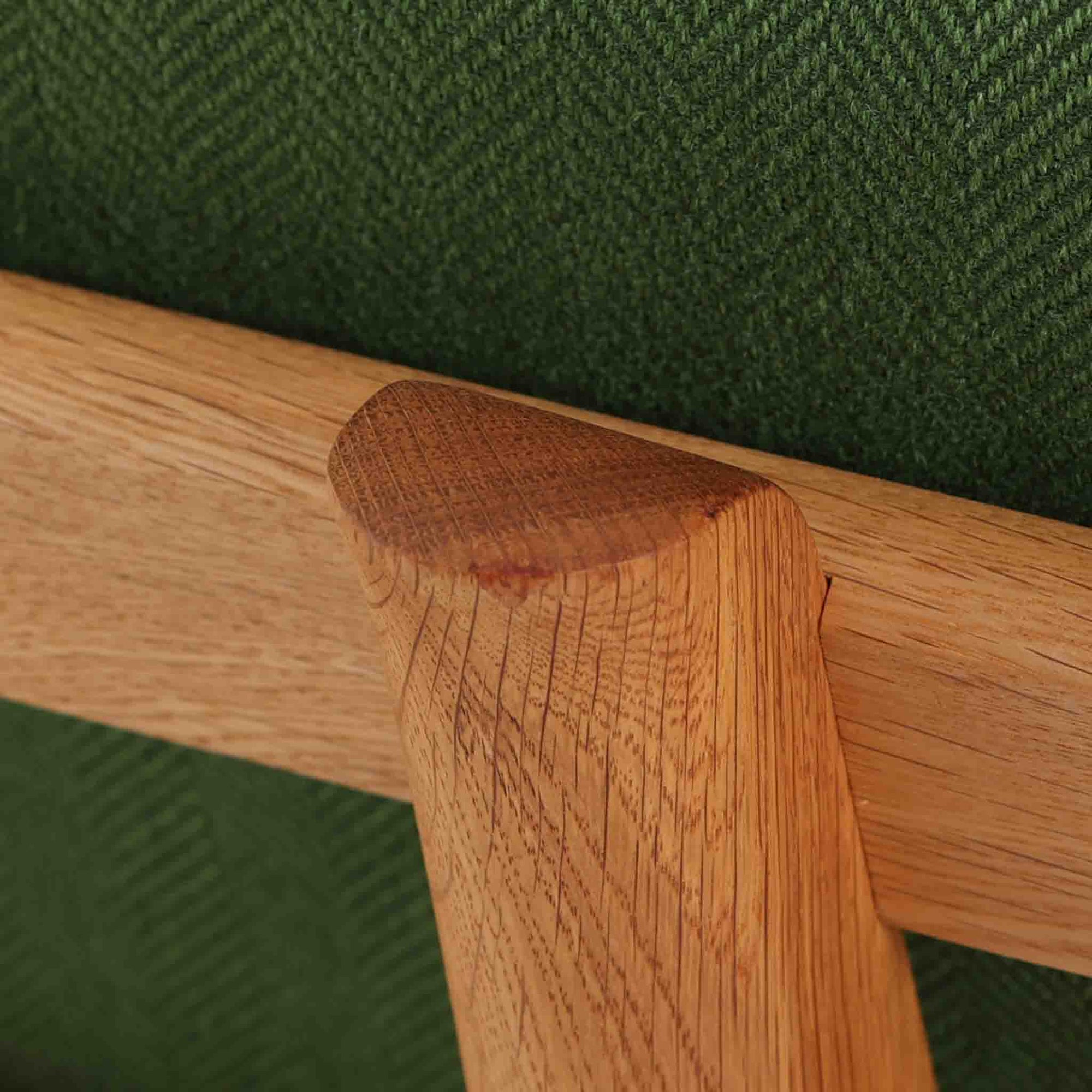 Hans J. Wegnerがデザインし、Getamaより製作されたGE236トリプルソファです。オーク材のフレームと直線を基調とした端正なフォルムが美しく、背面に配された横桟の意匠は後ろ姿まで印象的に演出します。ゆったりとした3人掛けの座面とクッションは快適な座り心地を実現し、リビングの主役として存在感を放ちます。ウェグナーらしい機能美と職人技が息づく設計に加え、経年により深みを増した木肌の風合いが北欧ビンテージならではの魅力を引き立てる希少な一台です。