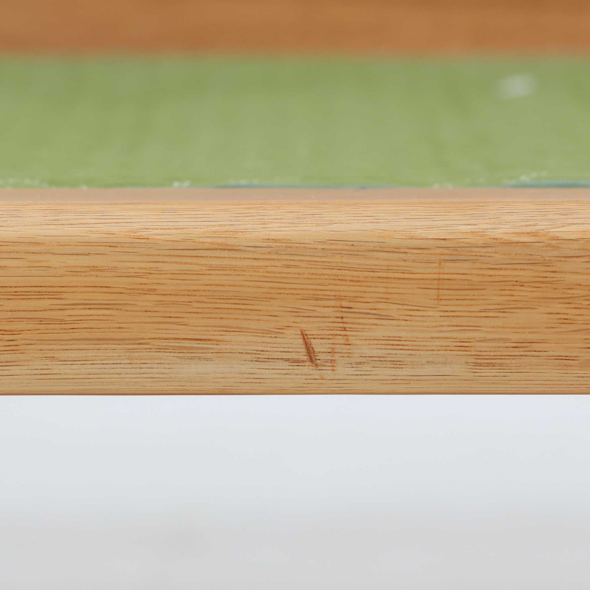 Hans J. Wegnerがデザインし、Getamaより製作されたGE236トリプルソファです。オーク材のフレームと直線を基調とした端正なフォルムが美しく、背面に配された横桟の意匠は後ろ姿まで印象的に演出します。ゆったりとした3人掛けの座面とクッションは快適な座り心地を実現し、リビングの主役として存在感を放ちます。ウェグナーらしい機能美と職人技が息づく設計に加え、経年により深みを増した木肌の風合いが北欧ビンテージならではの魅力を引き立てる希少な一台です。